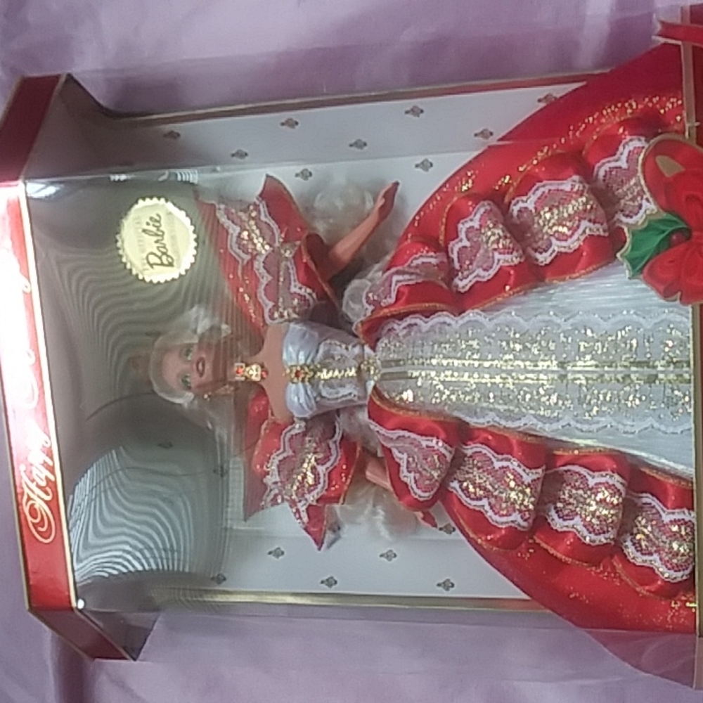 Club exclusive rare 1997 holiday barbie.  The brunette sold in stores Blond nrfb
